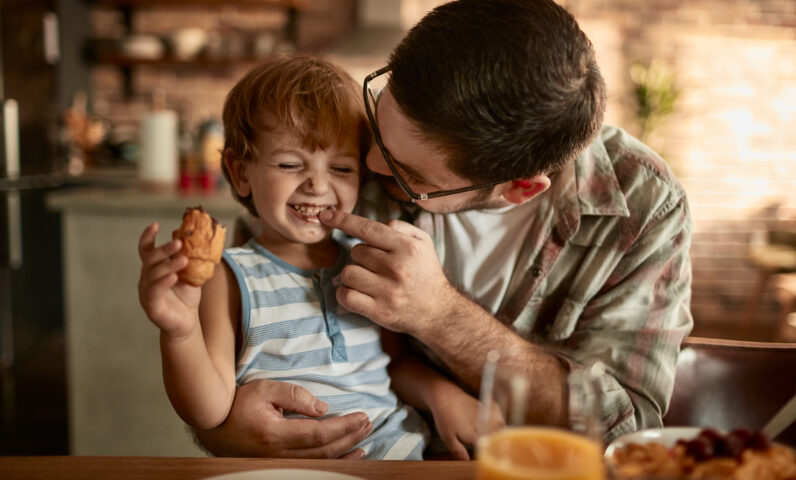 Happy,Dad,And,Son,Having,Fun,During,Breakfast,In,Kitchen