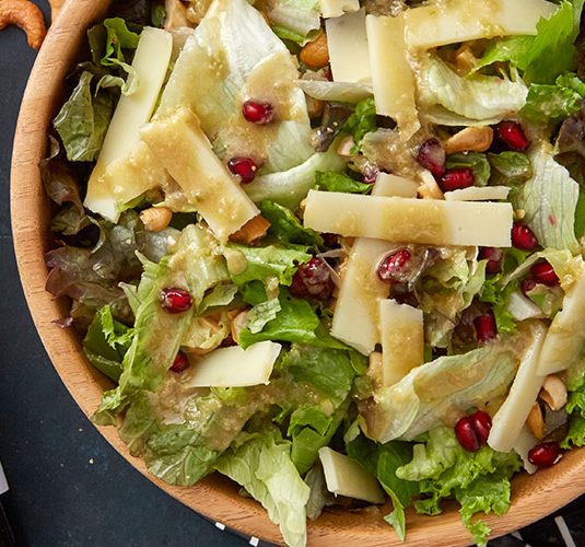 13_prasini_salata_cashews_metsovone