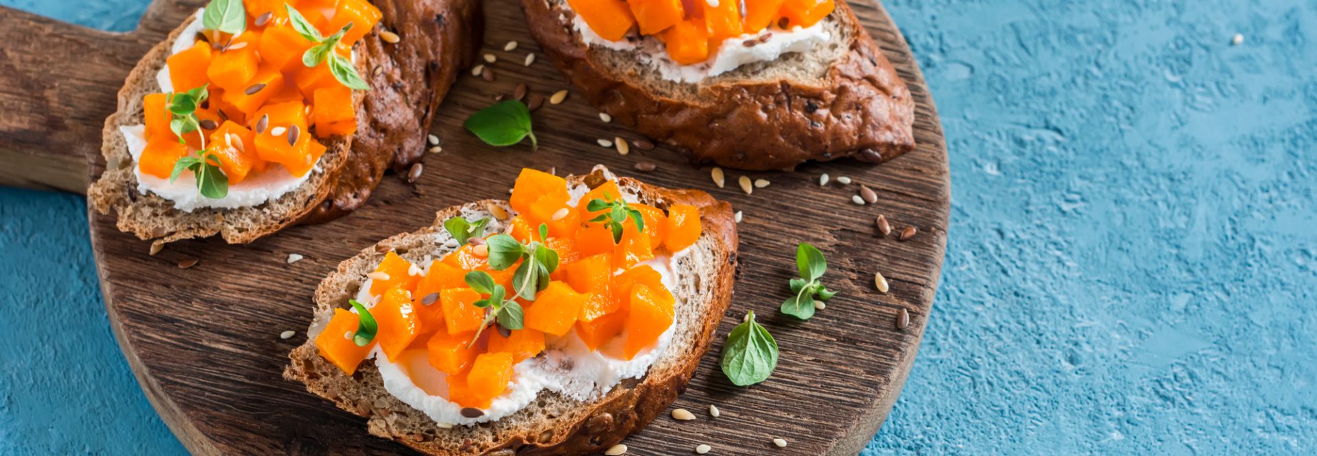 2-Bruschettes-me-glukopatata-kai-katsikisio-turi