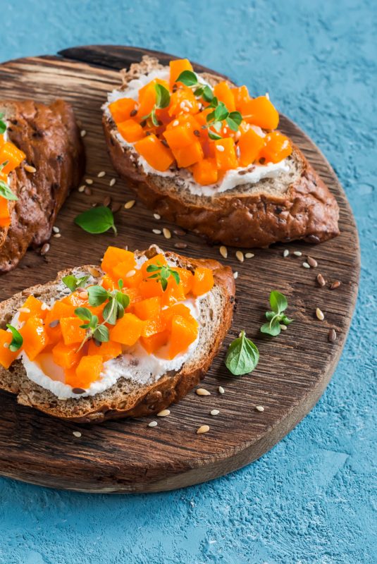 2-Bruschettes-me-glukopatata-kai-katsikisio-turi