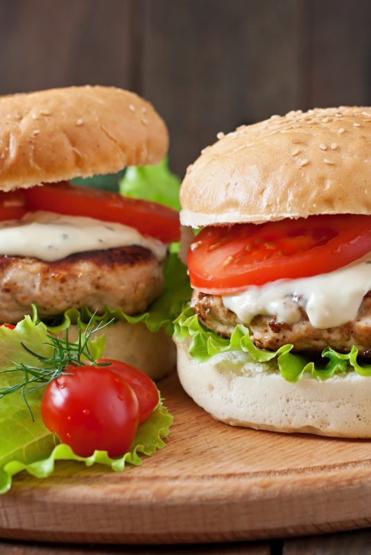 2-Burger-galopoylas-me-saltsa-fetas