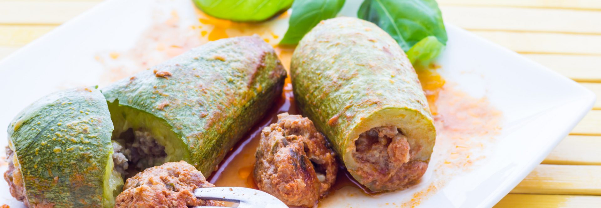 2-Kolythakia-gemista-me-saltsa-ntomatas