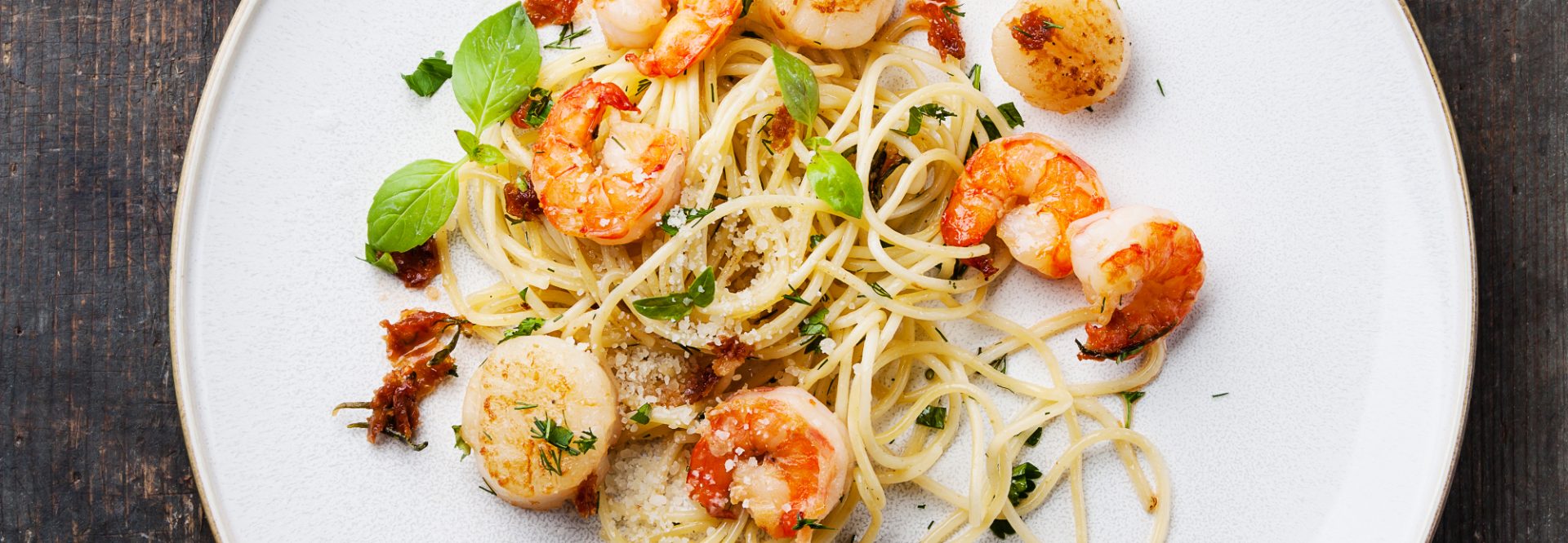 Spaghetti with prawns, sea scallops and parmesan