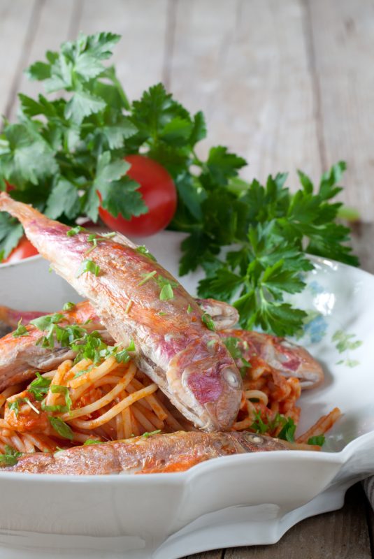 2-Mparmpoynia-kokkinista-me-makaronia