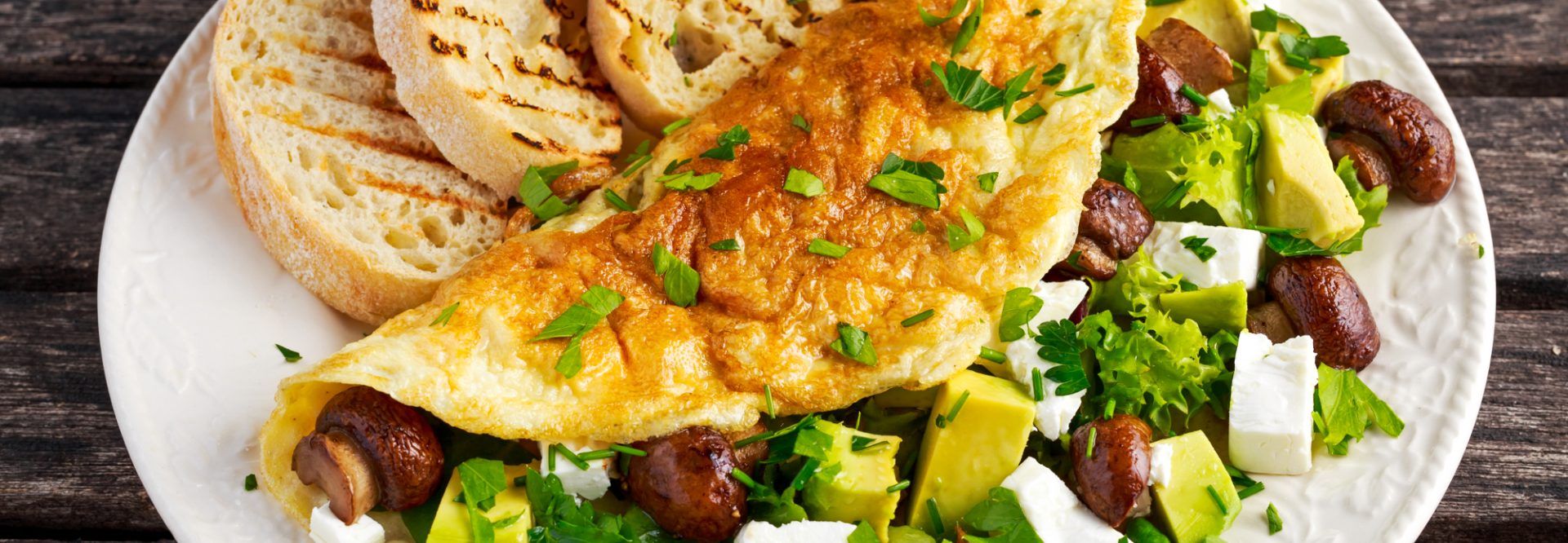 2-Omeleta-me-avocado-feta-kai-manitaria