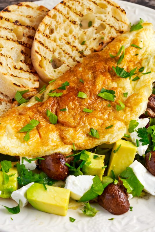 2-Omeleta-me-avocado-feta-kai-manitaria