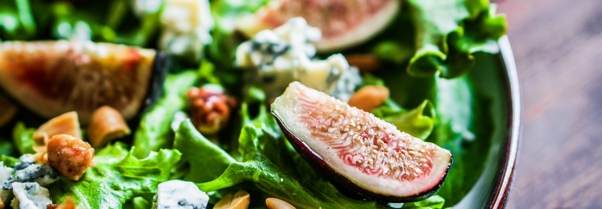 2-Prasini-salata-me-syka-kai-krema-valsamikoy-me-meli-kai-lemoni