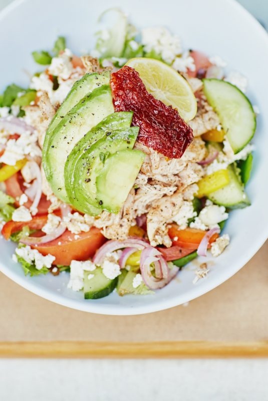 2-Salata-me-kotopoylo-feta-kai-avokanto