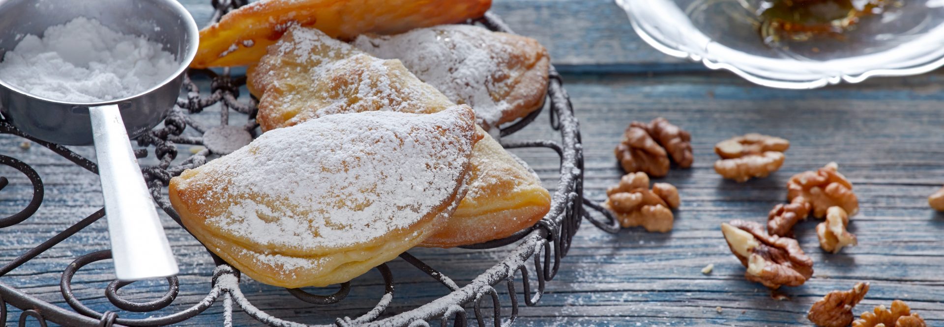 460Recipe91_skaltsounia-me-meli-kai-karydia