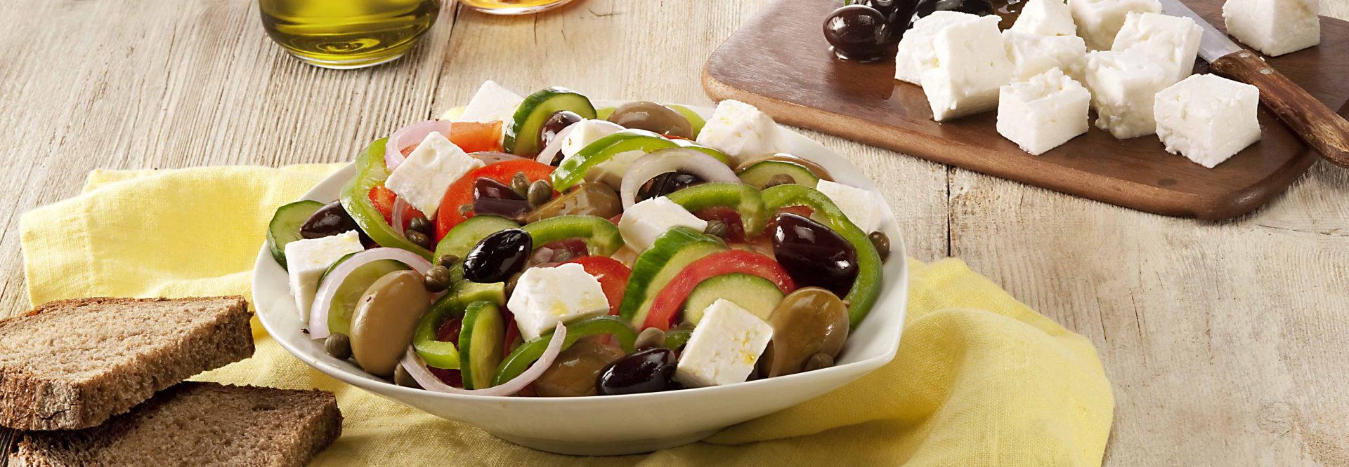 Fresh-salad-with-Horio-light-white-cheese