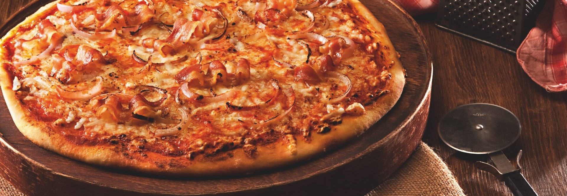 Πίτσα-με-γραβιέρα-κρεμμυδάκι-μπέικον-και-φρέσκο-βούτυρο_460-e1680686183609