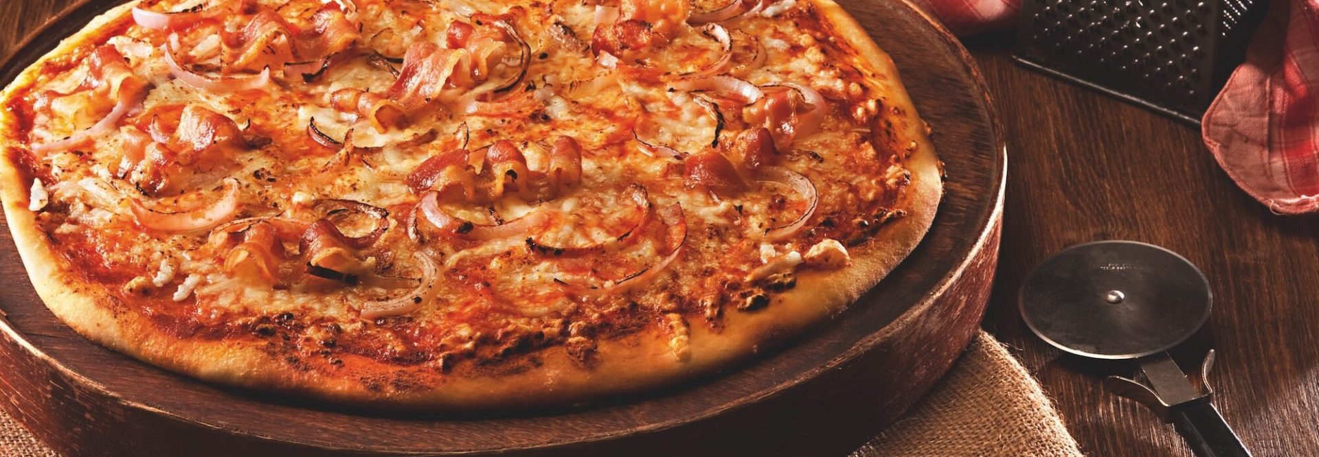 Πίτσα-με-γραβιέρα-κρεμμυδάκι-μπέικον-και-φρέσκο-βούτυρο_460-e1680686323730