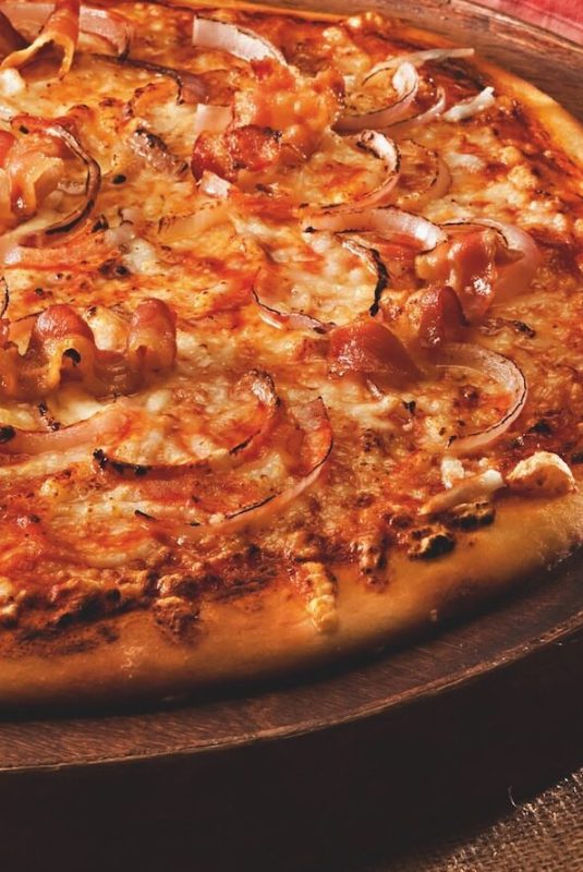 Πίτσα-με-γραβιέρα-κρεμμυδάκι-μπέικον-και-φρέσκο-βούτυρο_460-e1680686323730