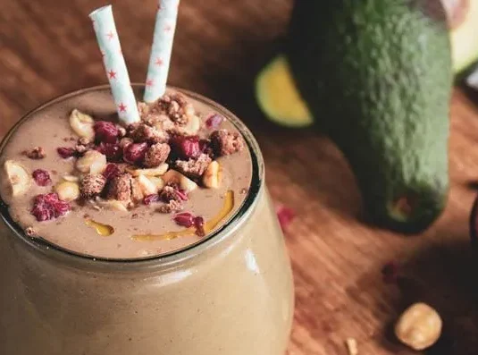 Smoothie με αβοκάντο, κακάο, μέλι και ελαιόλαδο