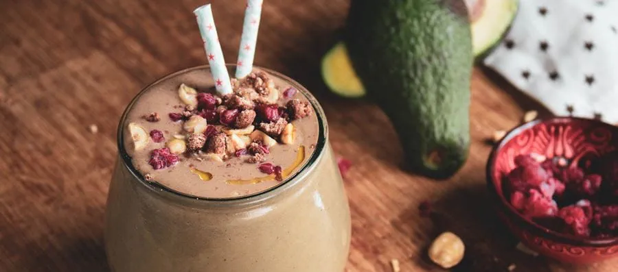 Smoothie με αβοκάντο, κακάο, μέλι και ελαιόλαδο