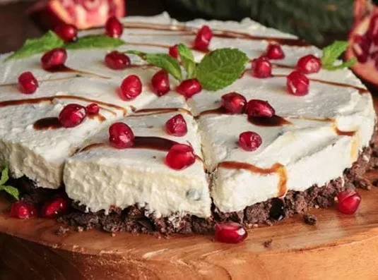 Αλμυρό Cheesecake με Ρόδι και Παξιμάδια Χαρουπιού