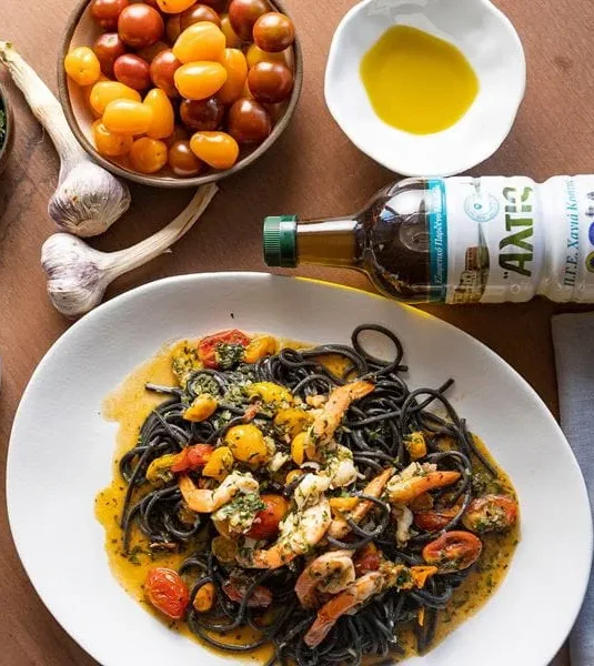 Γαρίδες με Spaghetti (Σπαγγέτι) από Μελάνι Σουπιάς και Πολύχρωμα Τοματίνια