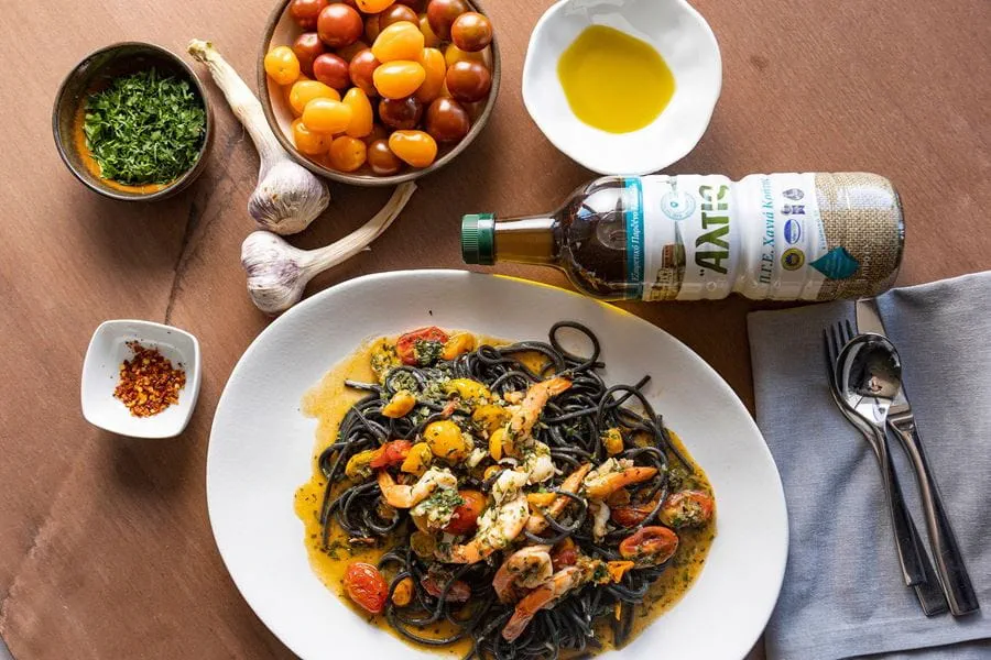 Γαρίδες με Spaghetti (Σπαγγέτι) από Μελάνι Σουπιάς και Πολύχρωμα Τοματίνια