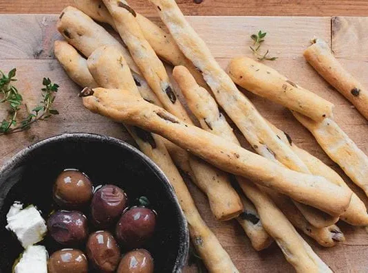 Κριτσίνια με ελαιόλαδο και ελιές