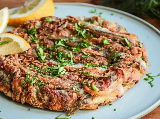 Μπεγότο πίτα με ψάρι και κρεμμύδια